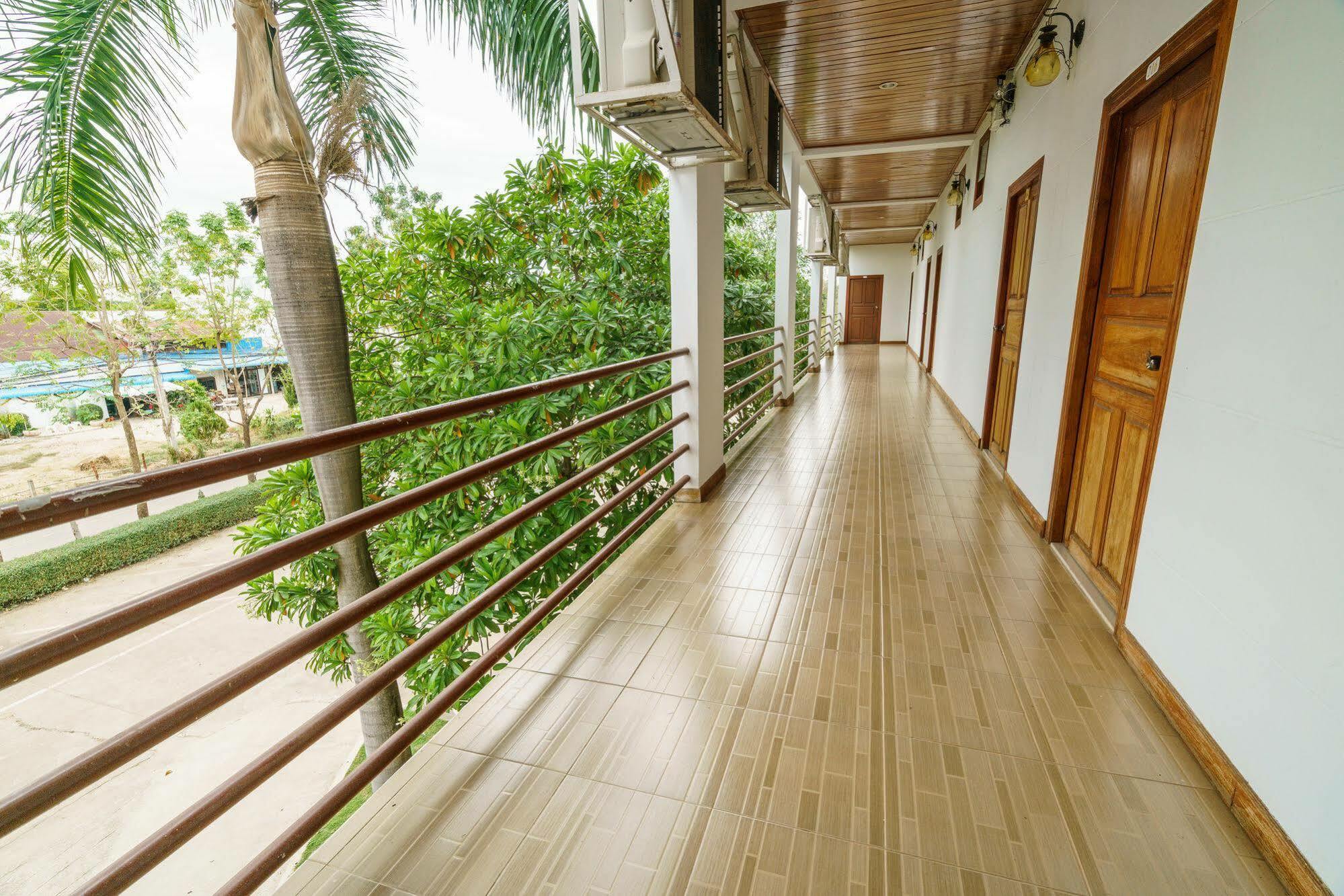 Vieng Khong Hotel Мукдахан Екстериор снимка