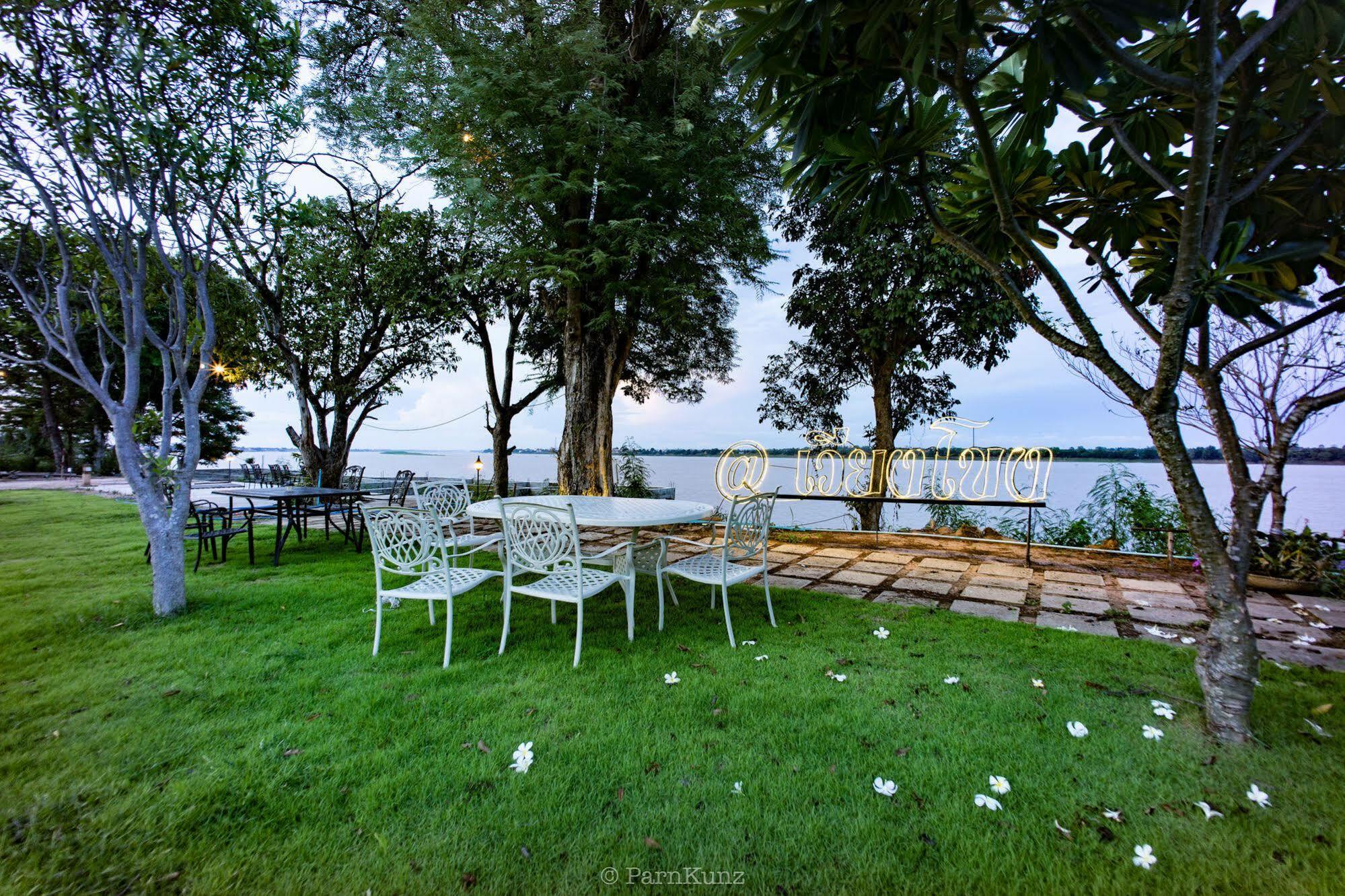 Vieng Khong Hotel Мукдахан Екстериор снимка