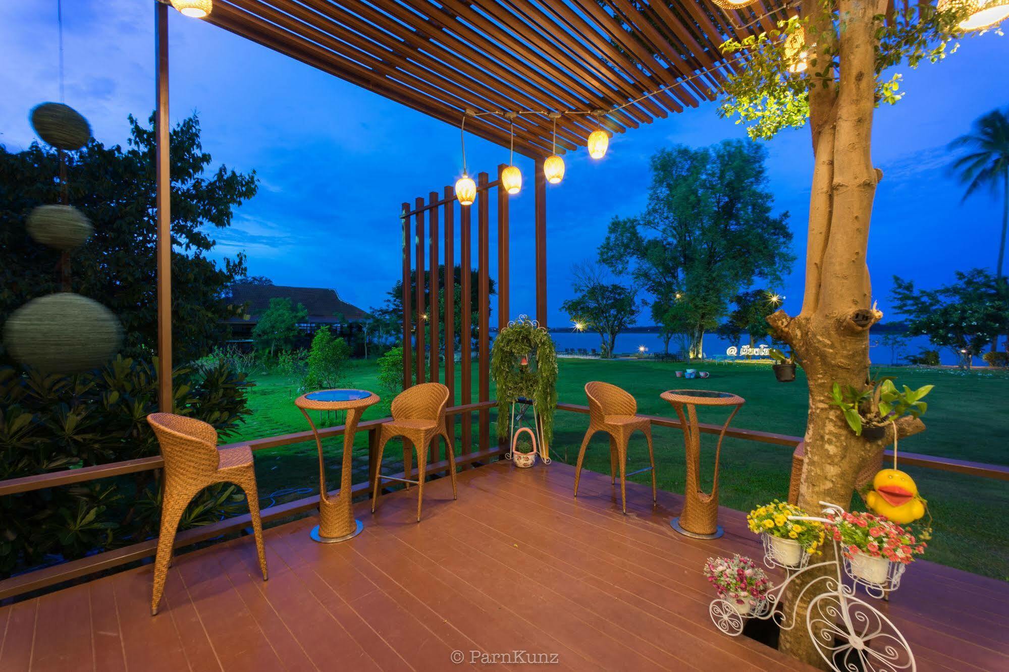 Vieng Khong Hotel Мукдахан Екстериор снимка