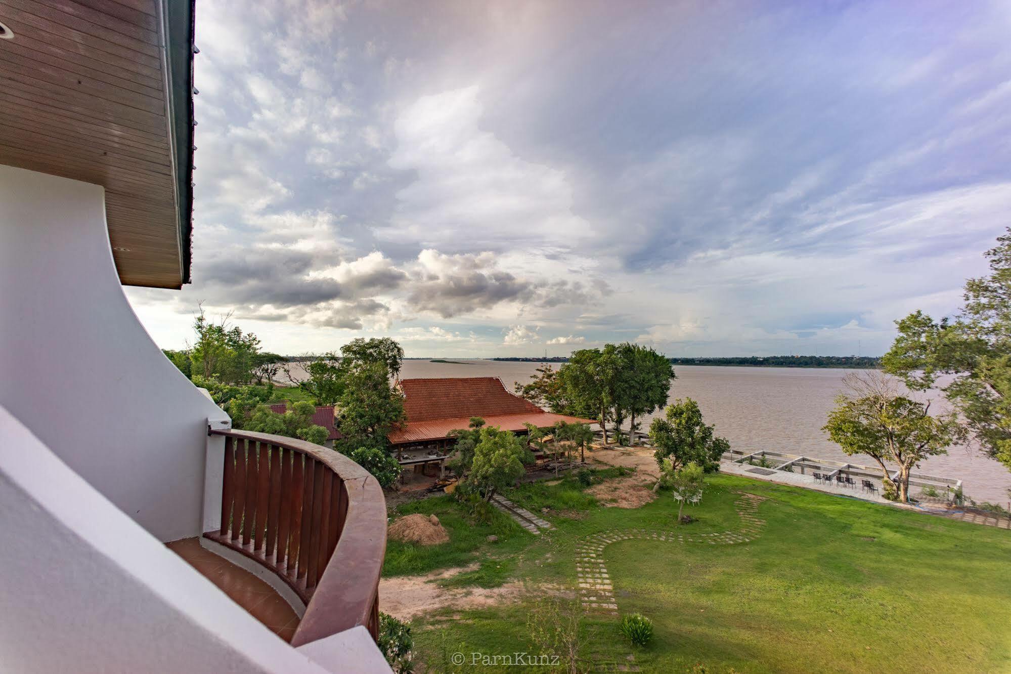 Vieng Khong Hotel Мукдахан Екстериор снимка