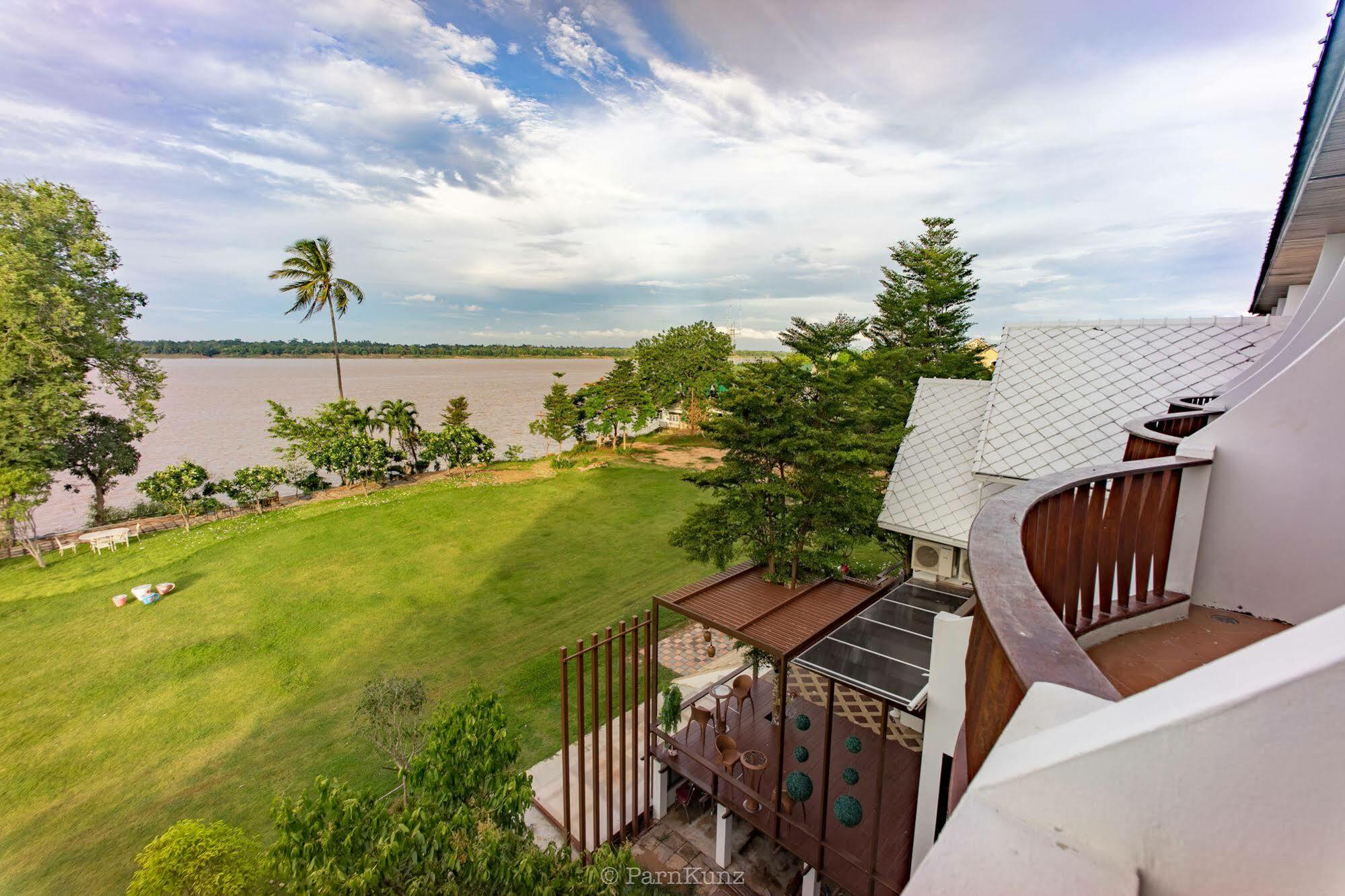 Vieng Khong Hotel Мукдахан Екстериор снимка
