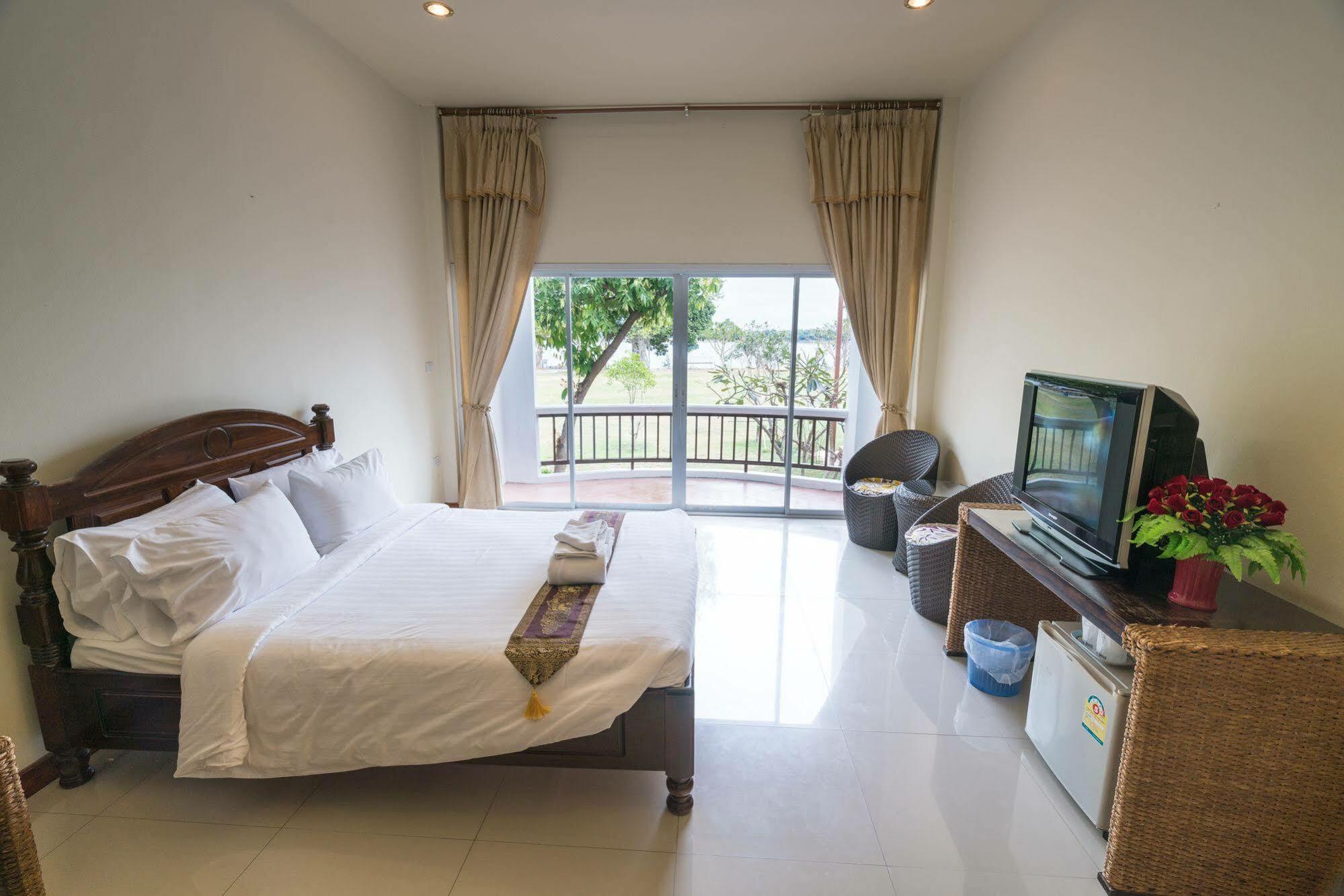 Vieng Khong Hotel Мукдахан Екстериор снимка