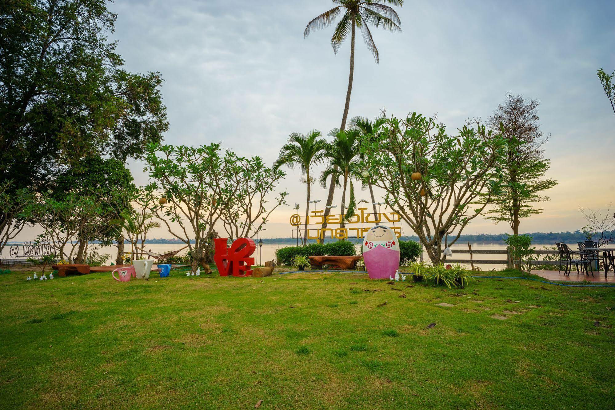 Vieng Khong Hotel Мукдахан Екстериор снимка
