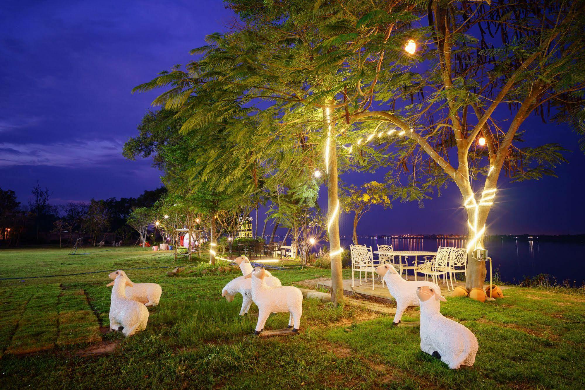 Vieng Khong Hotel Мукдахан Екстериор снимка