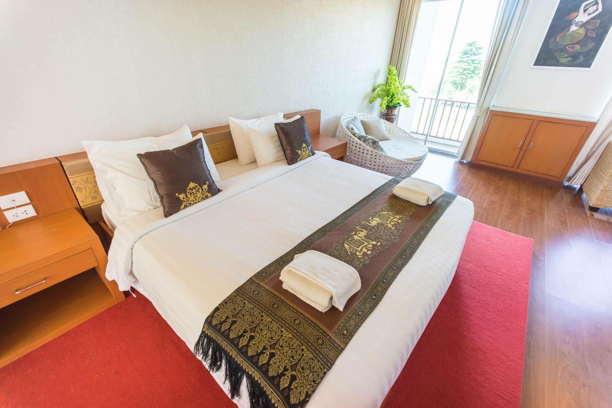 Vieng Khong Hotel Мукдахан Екстериор снимка